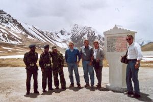 In ungewohnter und luftiger Höhe von 4.700 m stellt sich die kleine deutsche Reisegruppe zusammen mit pakistanischenb Grenzsoldaten auf dem Khunjerab Pass zum obligatorischen Erinnerungsphoto auf.