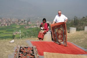Thomas Michel mit der neuen Kollektion im Kathmandu Tal