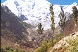 Wild romantische Landschaften begleiten den Kharakorum Highway und die alte Seidenstraße von Hunza nach Gilgit. Die Namen der vielen Gebirgsriesen auf diesem Weg im Gedächtnis zu behalten, wird unmöglich.