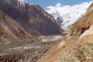 7 km lang ist dieser abgeschmolzene Gletscher, über den das Schmelzwasser aus dem Hochgebirge den Fluss Hunza speist und das fruchtbare Hunza Tal bewässert.