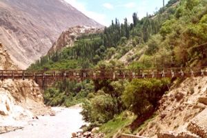 Nichts für schwache Nerven: Zwar gibt es speziell am Kharakorum Highway schon gut ausgebaute Brücken, doch werden vielfach auch noch die alten Hängebrücken über den Hunza benutzt.