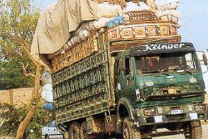 Überladener LKW hinter Peshawar