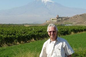 Thomas Michel vor dem Kloster Chor Virap und dem Berg Ararat im Hintergrund