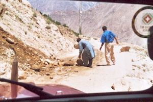Hier kommen auch die geländegängigen Jeeps nicht mehr weiter: Immer wieder poltern Steinschläge nicht nur auf den Kharakorum Highway selbst, sondern vor allem auch auf die unbefestigten Nebenstraßen nieder. Fahrer und Reiseführer müssen sich als Steinschlepper betätigen.