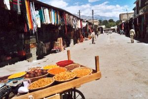 Gilgit, Sitz der Regionalverwaltung der Northern Areas von Pakistan, ist seit rund 2000 Jahren eine wohlhabende Handelsstadt, zunächst durch den Warenverkehr auf der alten Seidenstraße, heute durch den Warenfluss auf dem Kharakorum Highway.