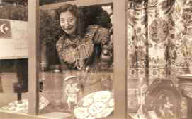 Laden in der Wiesbadener Taunusstrasse 27 mit Annemarie Michel, der Tochter von Joseph Michel. Sie führte das Geschäft "Teppiche und Antiquitäten" von 1944 bis 1987.
