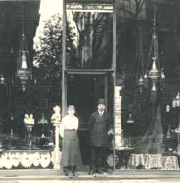 Geschäft Wilhelmstrasse 14. Davor Joseph Michel und seine Frau Hiloue um 1907.